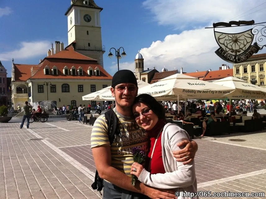 Un cuplu se imbratiseaza in Piata Sfatului din Brasov.
