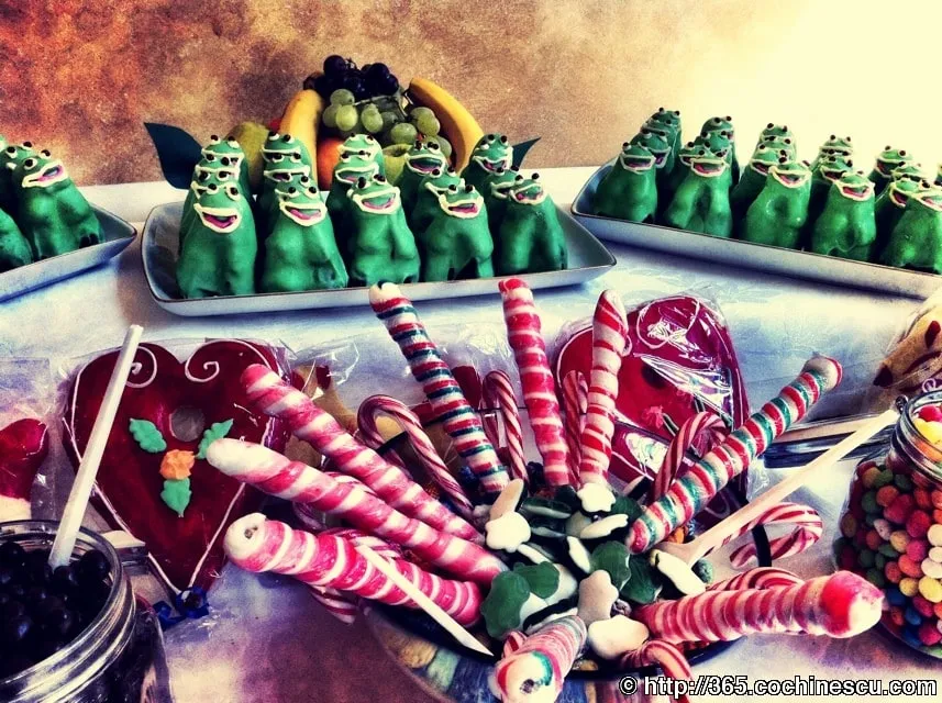 Masa este plina cu acadele colorate, turta dulce si figurine verzi din martipan.