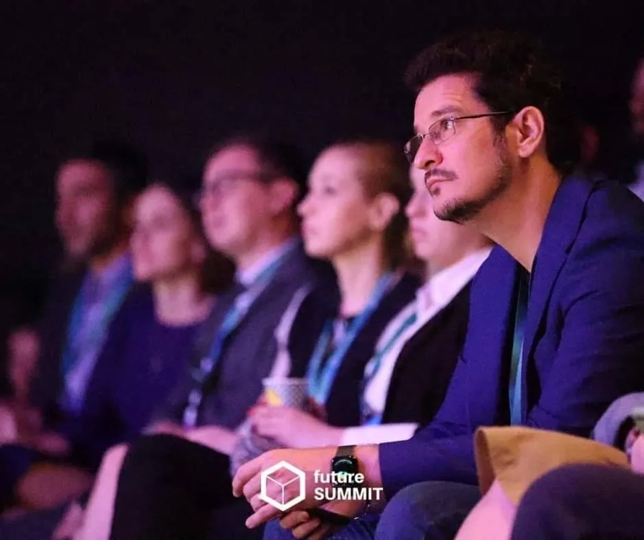Sebastian Cochinescu ascultă cu atenție în public, la Future Summit.