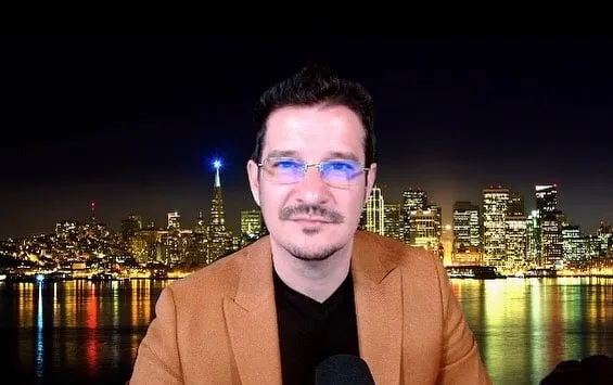 Sebastian Cochinescu vorbește în fața camerei, având în fundal panorama nocturnă a orașului.