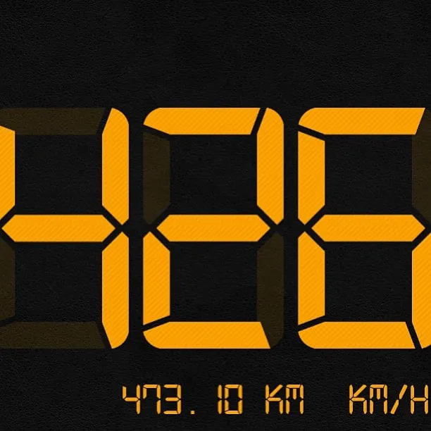 Display digital galben pe fundal negru care arată viteza de 426 km/h.