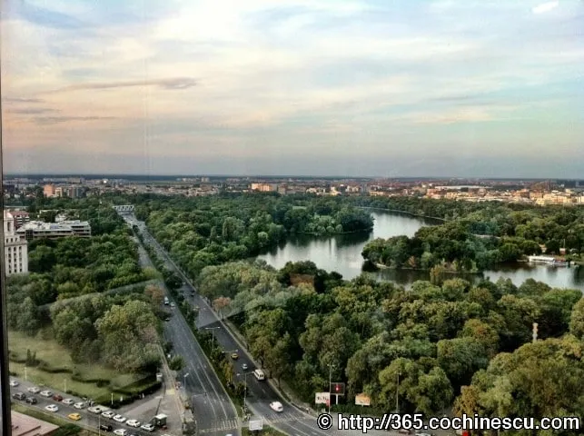 Parcul Herastrau, lacul si nordul Bucurestiului sunt fotografiate de la etajul 18.