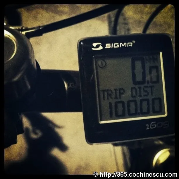 Ciclocomputerul unei biciclete indica o distanta parcursa de 100 de kilometri.