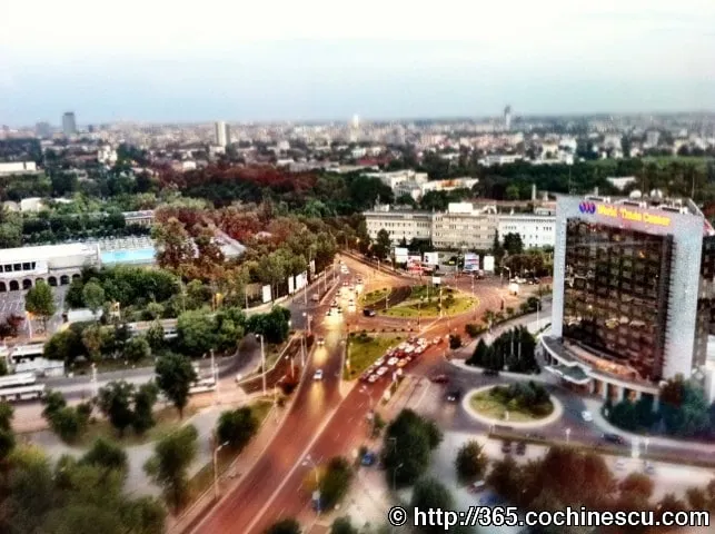 O intersectie aglomerata si cladirile Bucurestiului sunt vazute de la mare inaltime.