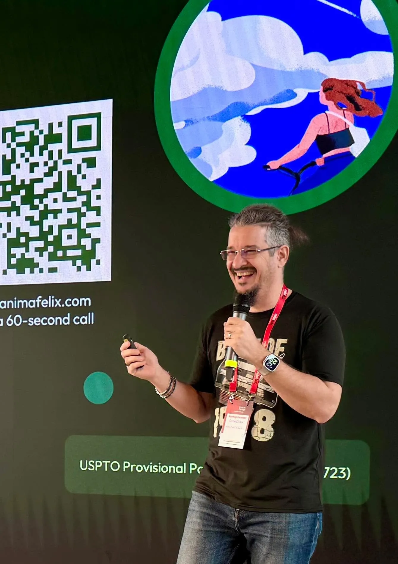 Sebastian Cochinescu zâmbește în timp ce vorbește pe scenă la Rubik Garage Demo Day din Milano.