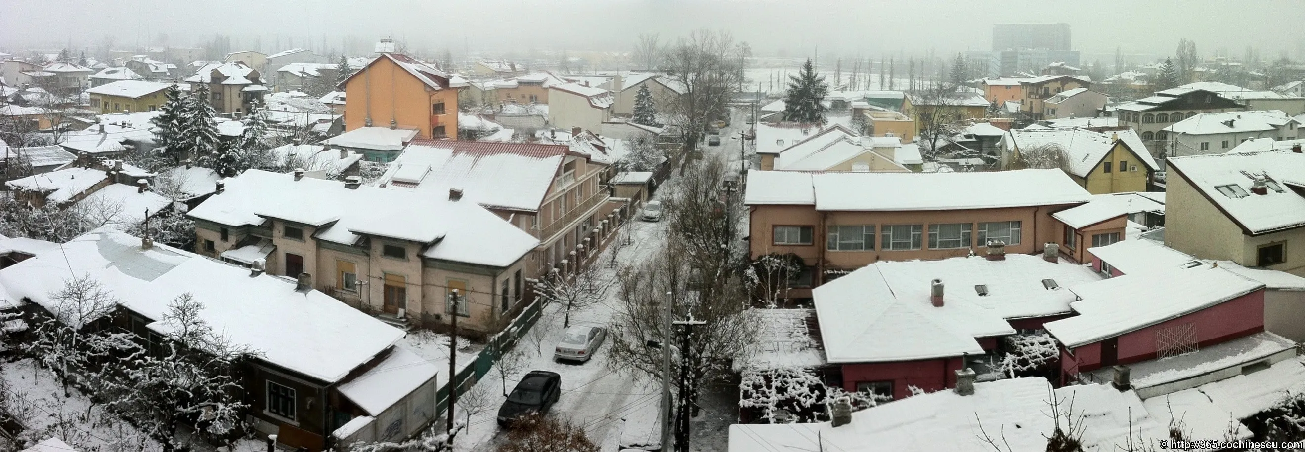 Casele si strazile unui cartier din Bucuresti sunt acoperite de zapada.