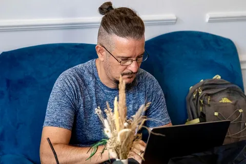 Sebastian Cochinescu lucrând la laptop